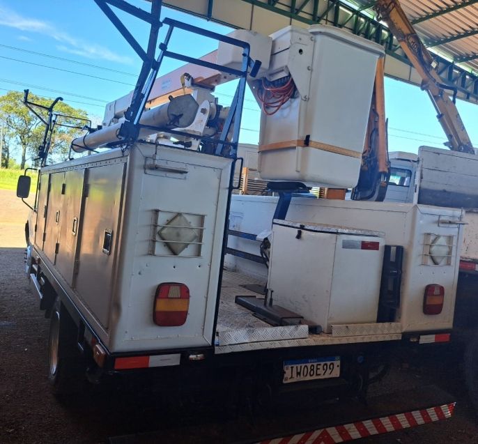 Ford F 4000 F-4000 4×4 2p Cesto Aéreo 2015/2015 CAMINHÕES & CAMIONETAS PASSO FUNDO / Carros no Vale