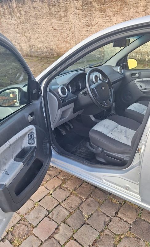 Ford FIESTA 1.0 MPI HATCH 8V FLEX 4P MANUAL 2009/2010 CAMINHÕES & CAMIONETAS PASSO FUNDO / Carros no Vale