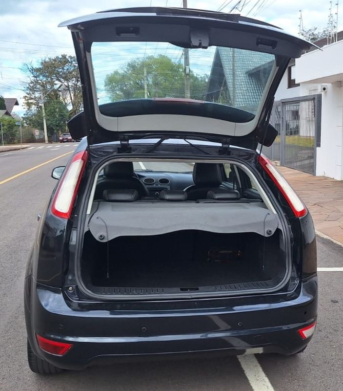 Ford FOCUS 1.6 GL 8V FLEX 4P MANUAL 2011/2012 CAMINHÕES & CAMIONETAS PASSO FUNDO / Carros no Vale