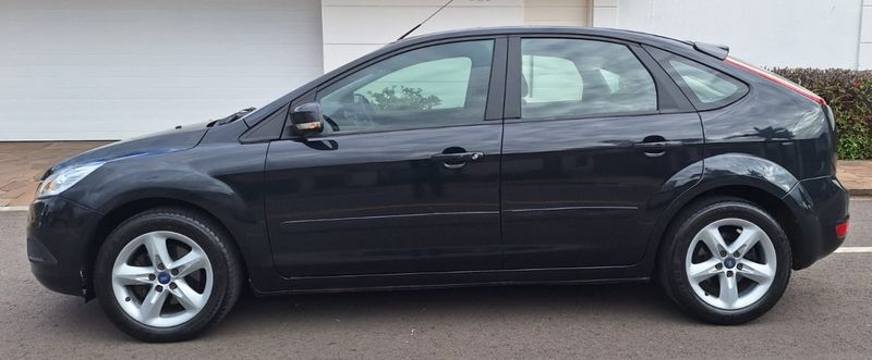 Ford FOCUS 1.6 GL 8V FLEX 4P MANUAL 2011/2012 CAMINHÕES & CAMIONETAS PASSO FUNDO / Carros no Vale