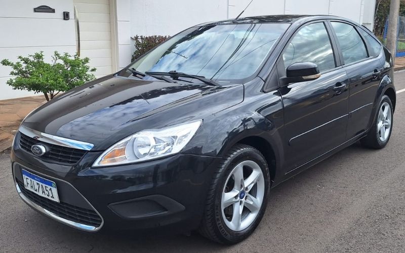 Ford FOCUS 1.6 GL 8V FLEX 4P MANUAL 2011/2012 CAMINHÕES & CAMIONETAS PASSO FUNDO / Carros no Vale