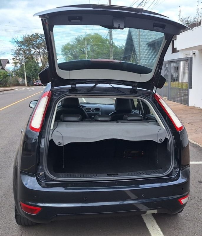 Ford FOCUS 1.6 GL 8V FLEX 4P MANUAL 2011/2012 CAMINHÕES & CAMIONETAS PASSO FUNDO / Carros no Vale