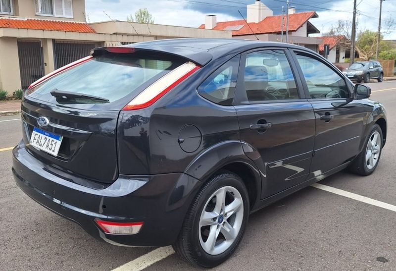 Ford FOCUS 1.6 GL 8V FLEX 4P MANUAL 2011/2012 CAMINHÕES & CAMIONETAS PASSO FUNDO / Carros no Vale