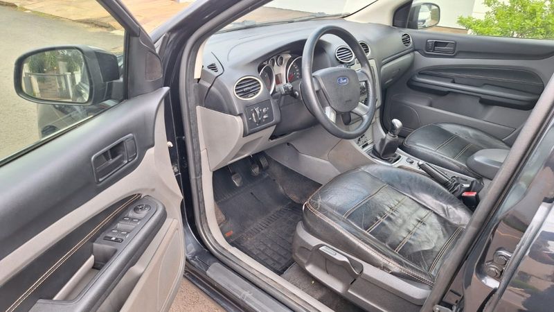 Ford FOCUS 1.6 GL 8V FLEX 4P MANUAL 2011/2012 CAMINHÕES & CAMIONETAS PASSO FUNDO / Carros no Vale