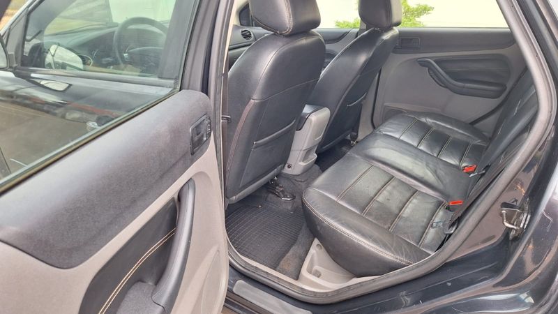 Ford FOCUS 1.6 GL 8V FLEX 4P MANUAL 2011/2012 CAMINHÕES & CAMIONETAS PASSO FUNDO / Carros no Vale