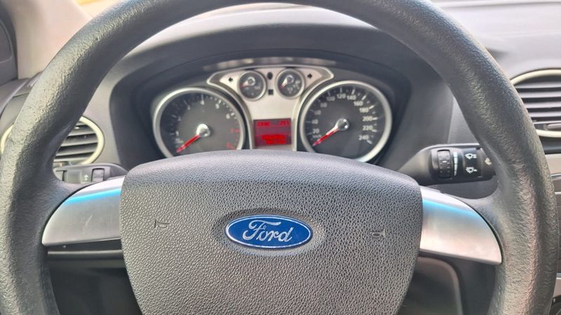 Ford FOCUS 1.6 GL 8V FLEX 4P MANUAL 2011/2012 CAMINHÕES & CAMIONETAS PASSO FUNDO / Carros no Vale
