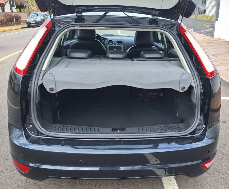 Ford FOCUS 1.6 GL 8V FLEX 4P MANUAL 2011/2012 CAMINHÕES & CAMIONETAS PASSO FUNDO / Carros no Vale