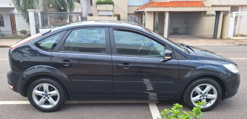 Ford FOCUS 1.6 GL 8V FLEX 4P MANUAL 2011/2012 CAMINHÕES & CAMIONETAS PASSO FUNDO / Carros no Vale