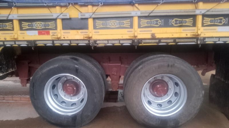 Mercedes-Benz 1318 L-1318 3-Eixos Graneleiro 1989/1989 CAMINHÕES & CAMIONETAS PASSO FUNDO / Carros no Vale