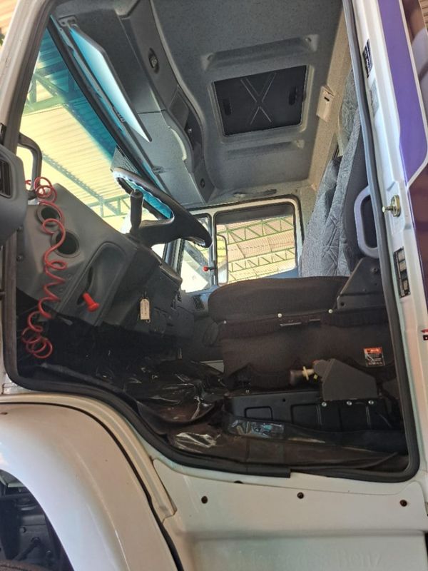 Mercedes-Benz 1318 L-1318 Caçamba 2009/2009 CAMINHÕES & CAMIONETAS PASSO FUNDO / Carros no Vale Mercedes-Benz 1318 L-1318 Caçamba 2009/2009 CAMINHÕES & CAMIONETAS PASSO FUNDO / Carros no Vale