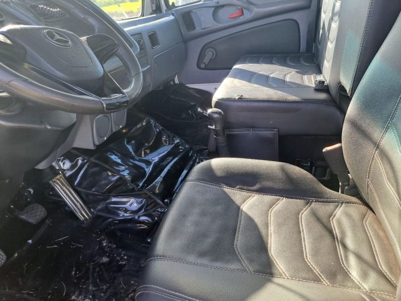 Mercedes-Benz 1620 L-1620 3-Eixos Graneleiro 2006/2006 CAMINHÕES & CAMIONETAS PASSO FUNDO / Carros no Vale