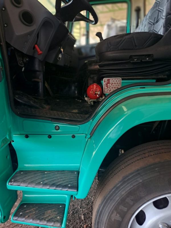 Mercedes-Benz 1720 MB 1720 6X2 Graneleiro 2004/2004 CAMINHÕES & CAMIONETAS PASSO FUNDO / Carros no Vale Mercedes-Benz 1720 MB 1720 6X2 Graneleiro 2004/2004 CAMINHÕES & CAMIONETAS PASSO FUNDO / Carros no Vale