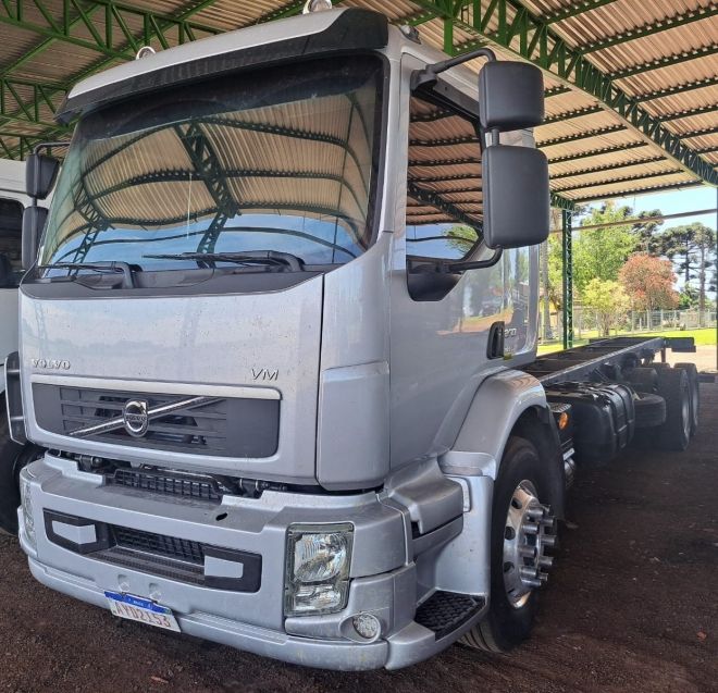 Volvo VM 270 6×2 2p Chassi 2013/2013 CAMINHÕES & CAMIONETAS PASSO FUNDO / Carros no Vale Volvo VM 270 6×2 2p Chassi 2013/2013 CAMINHÕES & CAMIONETAS PASSO FUNDO / Carros no Vale