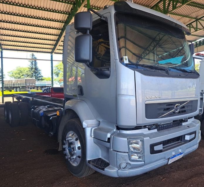 Volvo VM 270 6×2 2p Chassi 2013/2013 CAMINHÕES & CAMIONETAS PASSO FUNDO / Carros no Vale Volvo VM 270 6×2 2p Chassi 2013/2013 CAMINHÕES & CAMIONETAS PASSO FUNDO / Carros no Vale