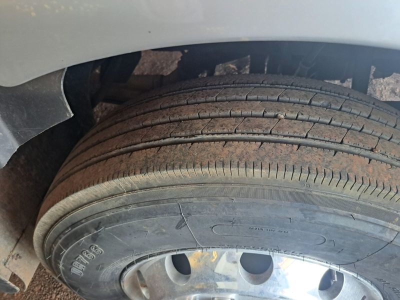 Volvo VM 270 6×2 2p Chassi 2013/2013 CAMINHÕES & CAMIONETAS PASSO FUNDO / Carros no Vale Volvo VM 270 6×2 2p Chassi 2013/2013 CAMINHÕES & CAMIONETAS PASSO FUNDO / Carros no Vale