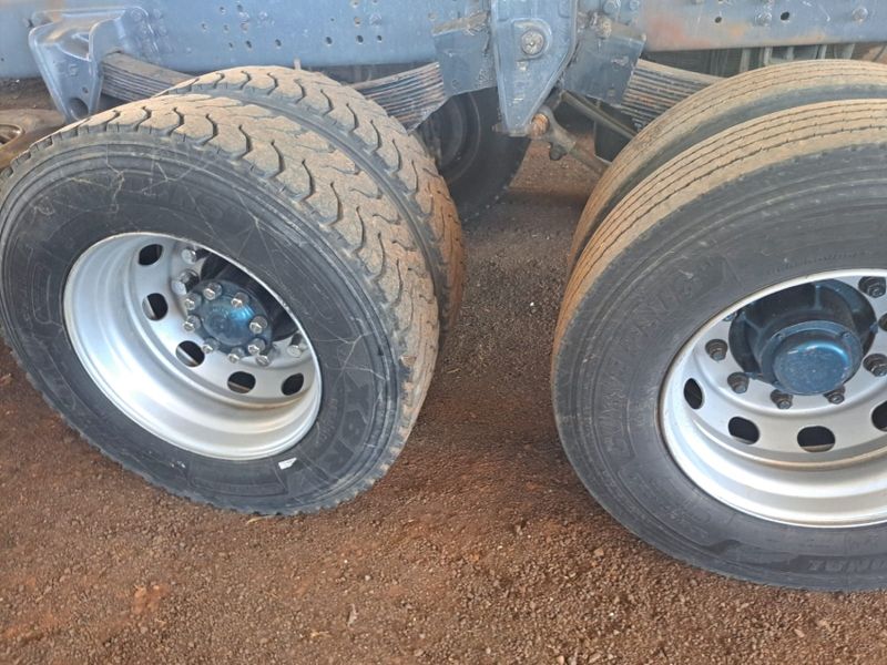 Volvo VM 270 6×2 2p Chassi 2013/2013 CAMINHÕES & CAMIONETAS PASSO FUNDO / Carros no Vale Volvo VM 270 6×2 2p Chassi 2013/2013 CAMINHÕES & CAMIONETAS PASSO FUNDO / Carros no Vale