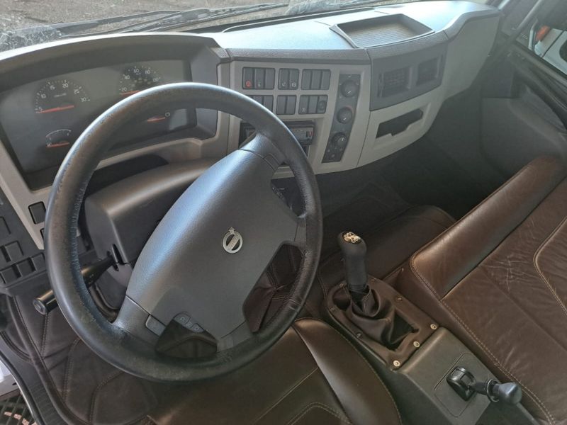 Volvo VM 270 6×2 2p Chassi 2013/2013 CAMINHÕES & CAMIONETAS PASSO FUNDO / Carros no Vale Volvo VM 270 6×2 2p Chassi 2013/2013 CAMINHÕES & CAMIONETAS PASSO FUNDO / Carros no Vale