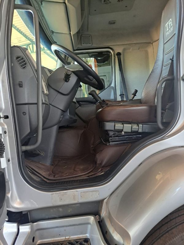 Volvo VM 270 6×2 2p Chassi 2013/2013 CAMINHÕES & CAMIONETAS PASSO FUNDO / Carros no Vale Volvo VM 270 6×2 2p Chassi 2013/2013 CAMINHÕES & CAMIONETAS PASSO FUNDO / Carros no Vale