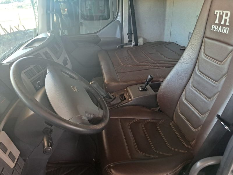 Volvo VM 270 6×2 2p Chassi 2013/2013 CAMINHÕES & CAMIONETAS PASSO FUNDO / Carros no Vale Volvo VM 270 6×2 2p Chassi 2013/2013 CAMINHÕES & CAMIONETAS PASSO FUNDO / Carros no Vale