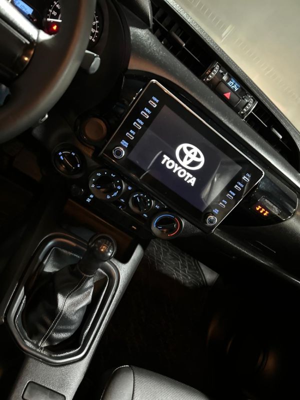 Toyota HILUX 2.8 D-4D TURBO DIESEL CHASSI 4X4 MANUAL 2023/2023 CARRO AUTOMARCAS CAXIAS DO SUL / Carros no Vale Toyota HILUX 2.8 D-4D TURBO DIESEL CHASSI 4X4 MANUAL 2023/2023 CARRO AUTOMARCAS CAXIAS DO SUL / Carros no Vale