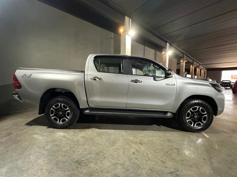 Toyota HILUX 2.8 D-4D TURBO DIESEL CHASSI 4X4 MANUAL 2023/2023 CARRO AUTOMARCAS CAXIAS DO SUL / Carros no Vale Toyota HILUX 2.8 D-4D TURBO DIESEL CHASSI 4X4 MANUAL 2023/2023 CARRO AUTOMARCAS CAXIAS DO SUL / Carros no Vale