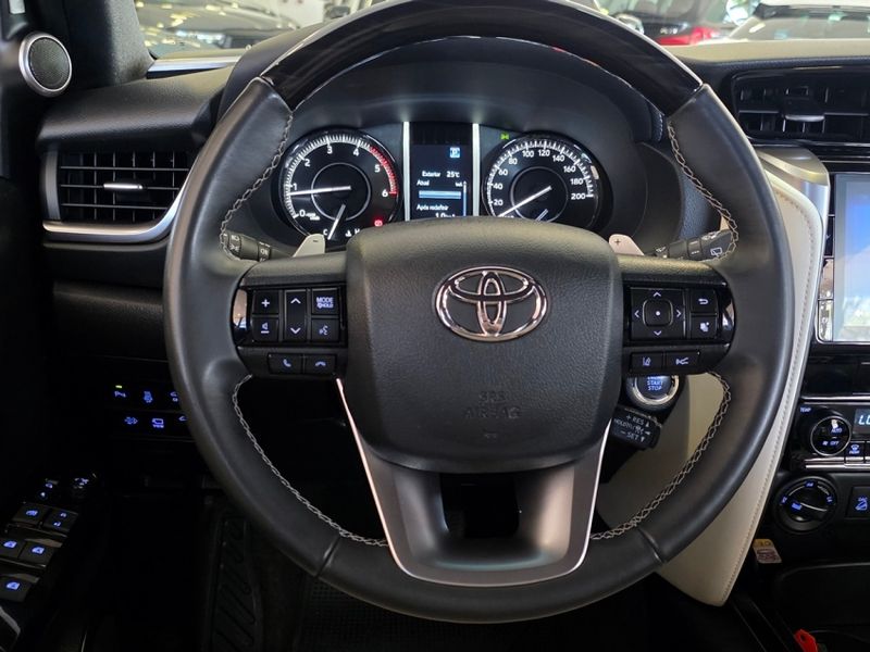 Toyota HILUX SW4 2.8 D-4D TURBO DIESEL DIAMOND 7L 4X4 AUTOMÁTICO 2023/2024 CARRO DEZ NOVO HAMBURGO / Carros no Vale