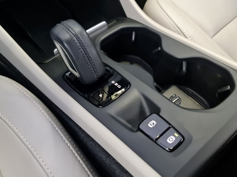Volvo XC40 2.0 T4 GASOLINA MOMENTUM GEARTRONIC 2020/2020 CARRO DEZ NOVO HAMBURGO / Carros no Vale