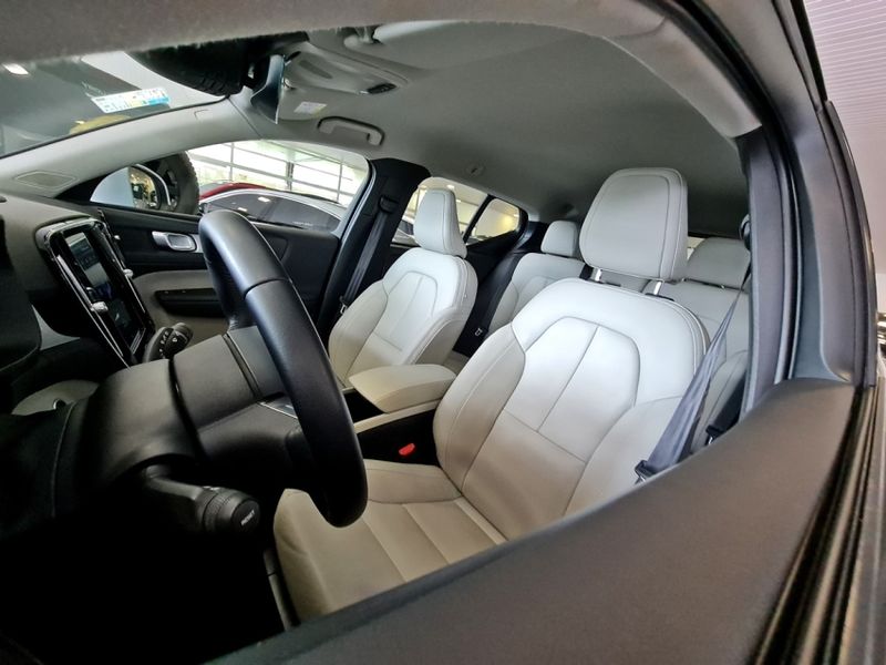 Volvo XC40 2.0 T4 GASOLINA MOMENTUM GEARTRONIC 2020/2020 CARRO DEZ NOVO HAMBURGO / Carros no Vale