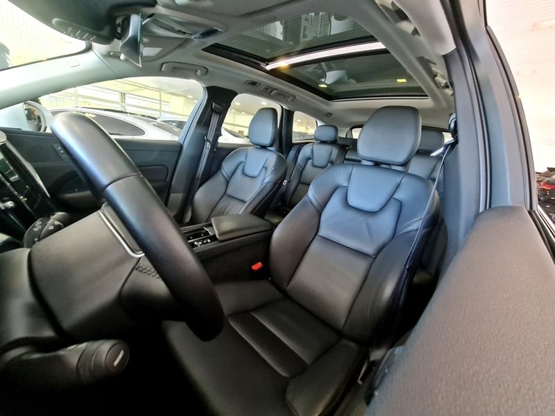 Volvo XC60 2.0 T5 GASOLINA MOMENTUM AWD GEARTRONIC 2019/2020 CARRO DEZ NOVO HAMBURGO / Carros no Vale