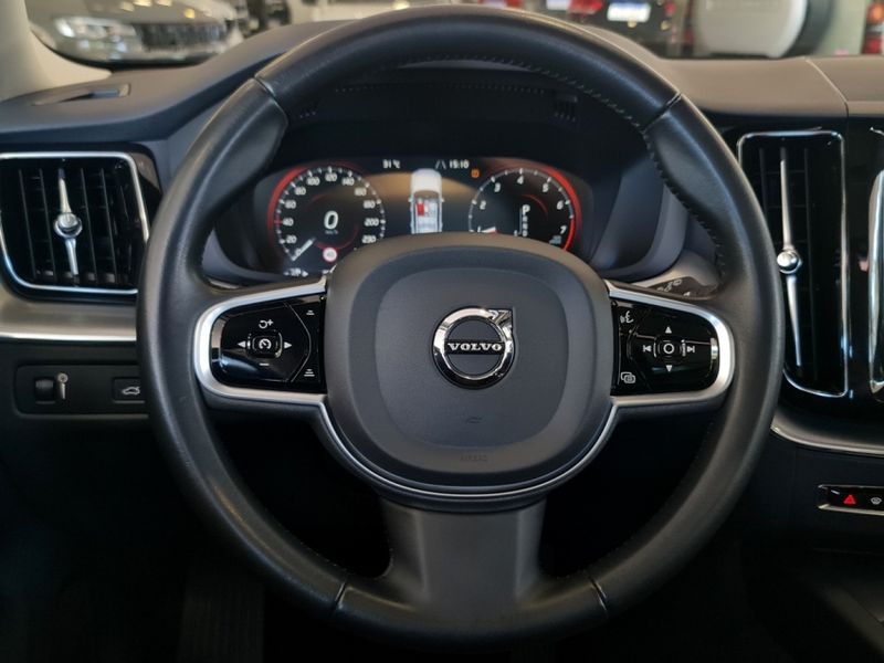 Volvo XC60 2.0 T5 GASOLINA MOMENTUM AWD GEARTRONIC 2019/2020 CARRO DEZ NOVO HAMBURGO / Carros no Vale