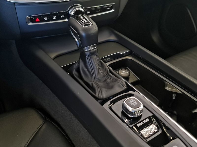 Volvo XC60 2.0 T5 GASOLINA MOMENTUM AWD GEARTRONIC 2019/2020 CARRO DEZ NOVO HAMBURGO / Carros no Vale