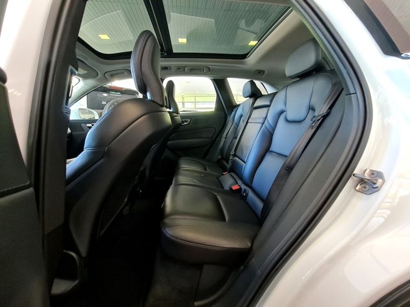 Volvo XC60 2.0 T5 GASOLINA MOMENTUM AWD GEARTRONIC 2019/2020 CARRO DEZ NOVO HAMBURGO / Carros no Vale