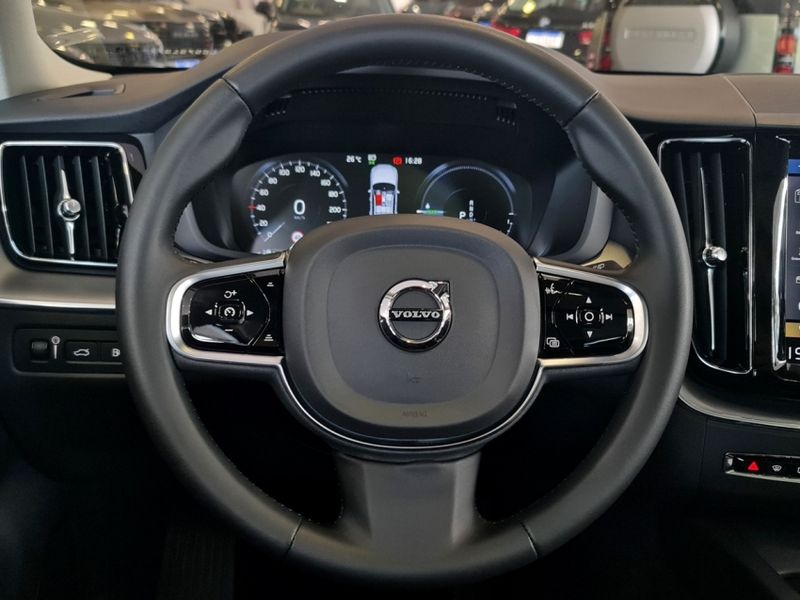Volvo XC60 2.0 T8 HYBRID MOMENTUM AWD GEARTRONIC 2020/2020 CARRO DEZ NOVO HAMBURGO / Carros no Vale