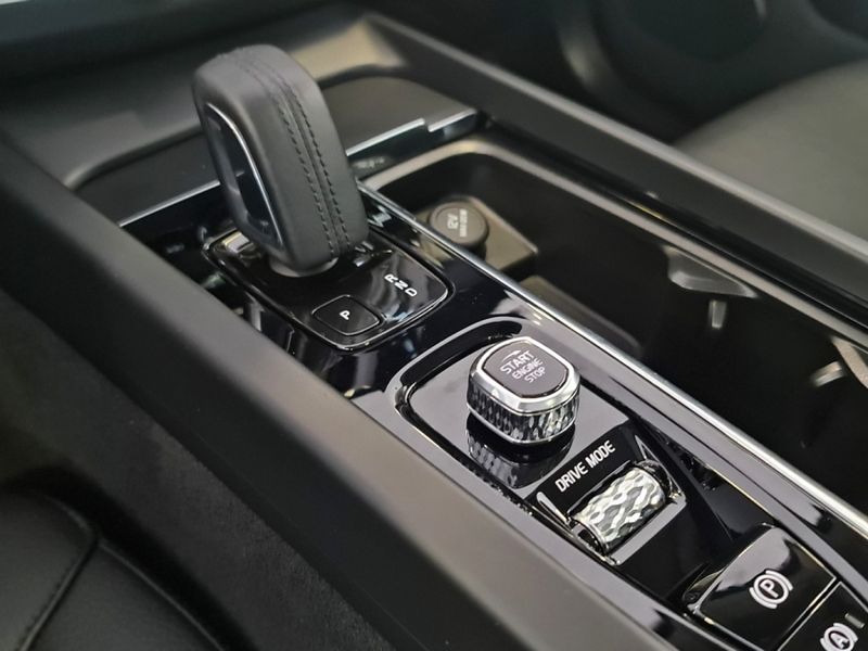Volvo XC60 2.0 T8 HYBRID MOMENTUM AWD GEARTRONIC 2020/2020 CARRO DEZ NOVO HAMBURGO / Carros no Vale
