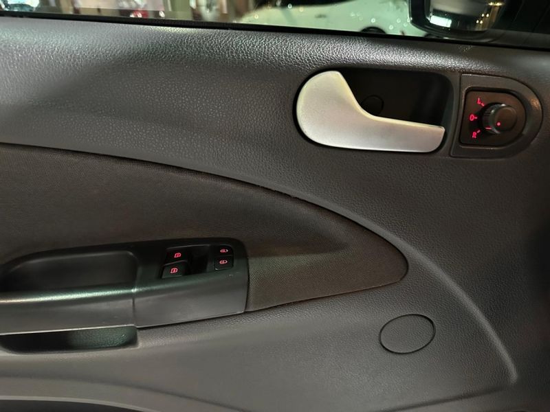 Volkswagen GOL 1.0 MI 8V FLEX 4P MANUAL G.VI 2013/2014 CARRO AUTOMARCAS CAXIAS DO SUL / Carros no Vale