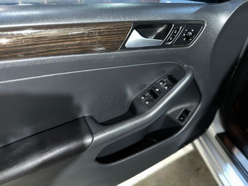 Volkswagen JETTA 2.0 COMFORTLINE FLEX 4P TIPTRONIC 2015/2015 CARRO AUTOMARCAS CAXIAS DO SUL / Carros no Vale Volkswagen JETTA 2.0 COMFORTLINE FLEX 4P TIPTRONIC 2015/2015 CARRO AUTOMARCAS CAXIAS DO SUL / Carros no Vale