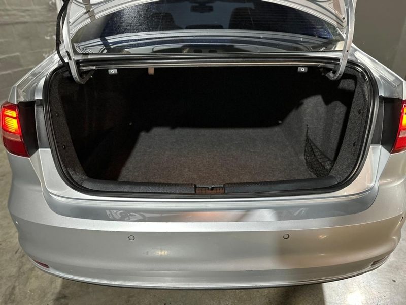 Volkswagen JETTA 2.0 COMFORTLINE FLEX 4P TIPTRONIC 2015/2015 CARRO AUTOMARCAS CAXIAS DO SUL / Carros no Vale Volkswagen JETTA 2.0 COMFORTLINE FLEX 4P TIPTRONIC 2015/2015 CARRO AUTOMARCAS CAXIAS DO SUL / Carros no Vale