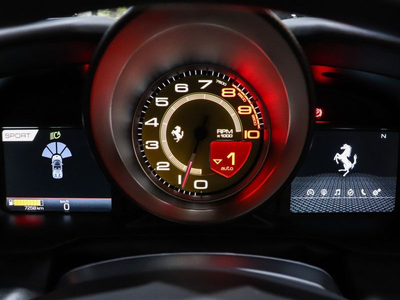 Ferrari F8 SPIDER 3.9 V8 TURBO GASOLINA F1-DCT 2020/2021 VIA BELLA VEÍCULOS ESPECIAIS CAXIAS DO SUL / Carros no Vale