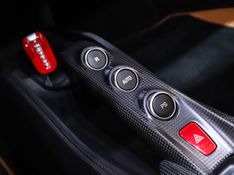 Ferrari F8 SPIDER 3.9 V8 TURBO GASOLINA F1-DCT 2020/2021 VIA BELLA VEÍCULOS ESPECIAIS CAXIAS DO SUL / Carros no Vale