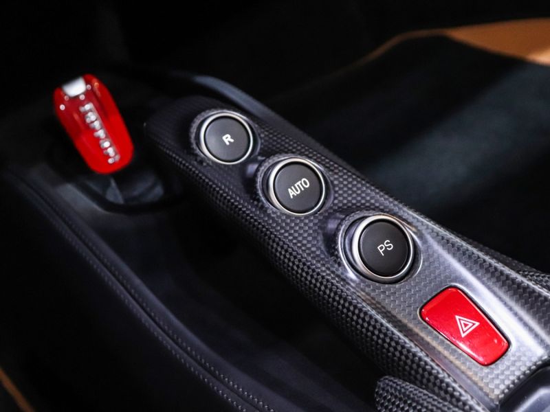 Ferrari F8 SPIDER 3.9 V8 TURBO GASOLINA F1-DCT 2020/2021 VIA BELLA VEÍCULOS ESPECIAIS CAXIAS DO SUL / Carros no Vale