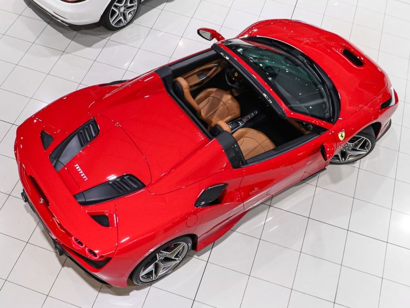 Ferrari F8 SPIDER 3.9 V8 TURBO GASOLINA F1-DCT 2020/2021 VIA BELLA VEÍCULOS ESPECIAIS CAXIAS DO SUL / Carros no Vale