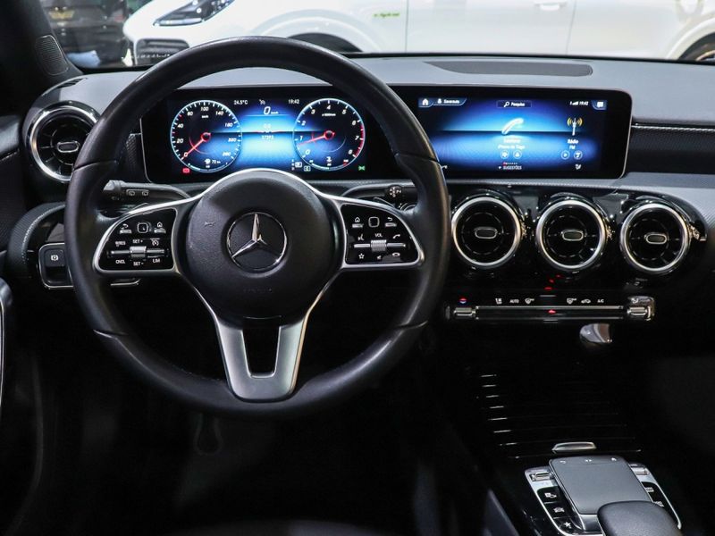 Mercedes-Benz A 250 2.0 CGI GASOLINA VISION 7G-DCT 2019/2020 VIA BELLA VEÍCULOS ESPECIAIS CAXIAS DO SUL / Carros no Vale