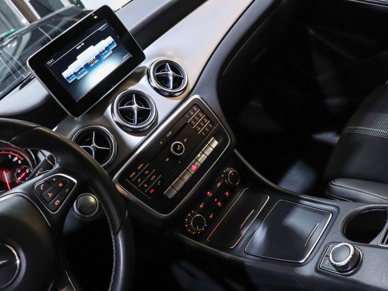Mercedes-Benz GLA 200 1.6 CGI FLEX ADVANCE 7G-DCT 2017/2018 VIA BELLA VEÍCULOS ESPECIAIS CAXIAS DO SUL / Carros no Vale