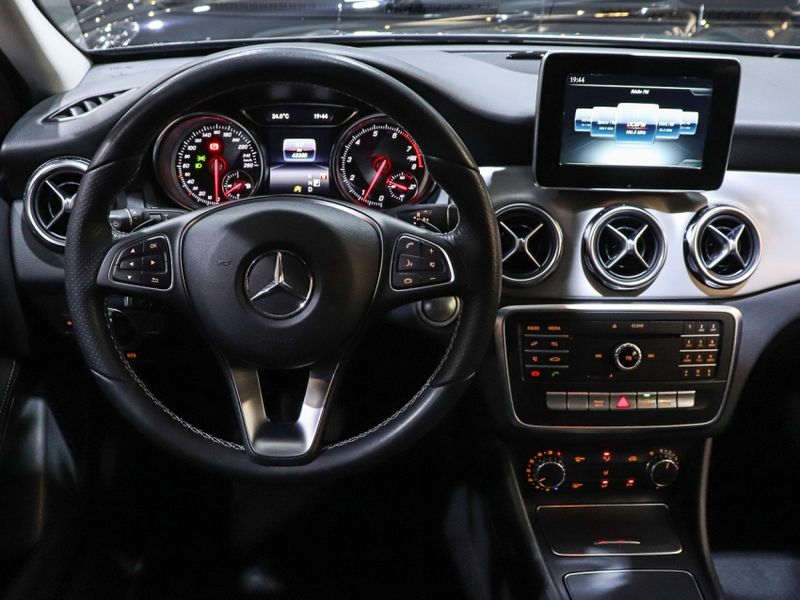 Mercedes-Benz GLA 200 1.6 CGI FLEX ADVANCE 7G-DCT 2017/2018 VIA BELLA VEÍCULOS ESPECIAIS CAXIAS DO SUL / Carros no Vale