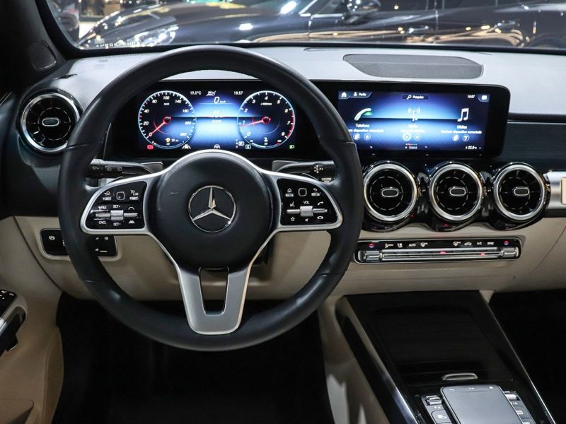 Mercedes-Benz GLB 200 1.3 CGI GASOLINA PROGRESSIVE 7G-DCT 2021/2021 VIA BELLA VEÍCULOS ESPECIAIS CAXIAS DO SUL / Carros no Vale