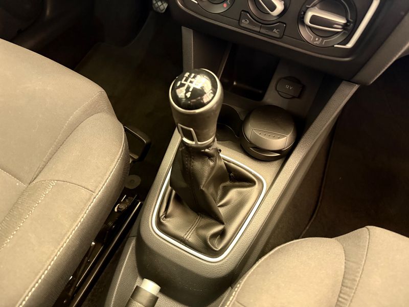 Volkswagen Fox Run 1.6 8v 2017/2017 COVEL VEICULOS ENCANTADO / Carros no Vale