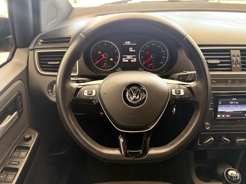 Volkswagen Fox Run 1.6 8v 2017/2017 COVEL VEICULOS ENCANTADO / Carros no Vale