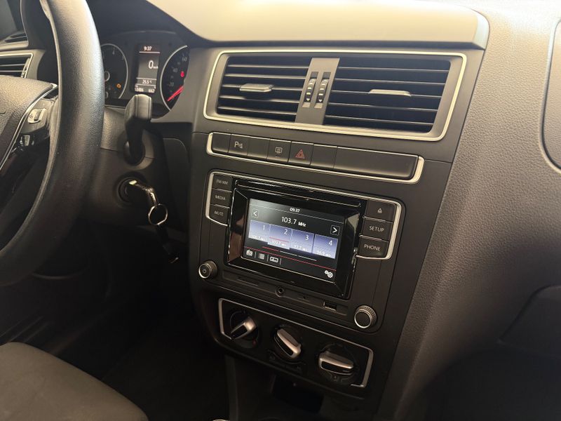 Volkswagen Fox Run 1.6 8v 2017/2017 COVEL VEICULOS ENCANTADO / Carros no Vale