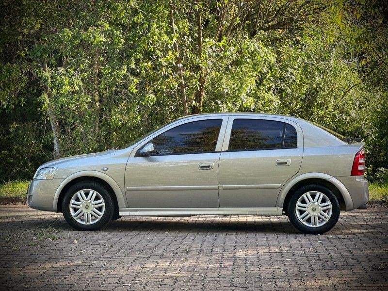 Chevrolet ASTRA CD 2.0 2004 NEUMANN VEÍCULOS ARROIO DO MEIO / Carros no Vale Chevrolet ASTRA CD 2.0 2004 NEUMANN VEÍCULOS ARROIO DO MEIO / Carros no Vale