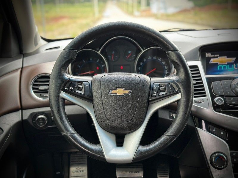 Chevrolet CRUZE SEDAN LTZ 1.8 2015 NEUMANN VEÍCULOS ARROIO DO MEIO / Carros no Vale Chevrolet CRUZE SEDAN LTZ 1.8 2015 NEUMANN VEÍCULOS ARROIO DO MEIO / Carros no Vale